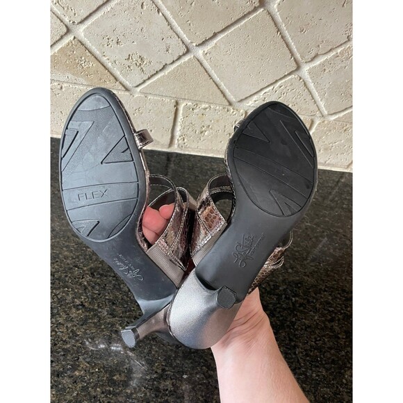 Size 7 LifeStride Women's Frolic Dress Sandal silver toe loop - Picture 6 of 7